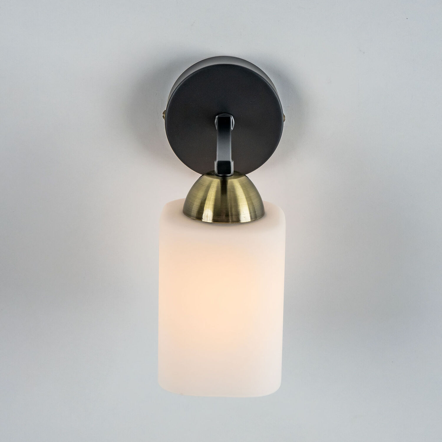 Бра Citilux Генри CL130415, арматура бронза / чрная, плафоны стекло белое - фото 1